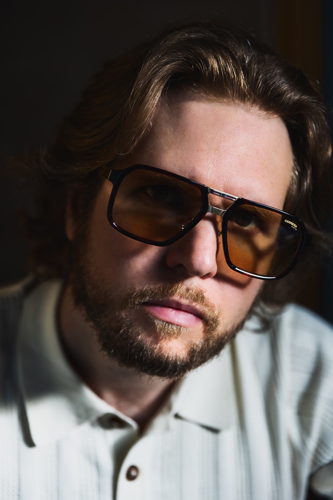 Portrait rapproché de Sonny Zamolo, lunettes ambrées et polo clair.